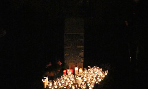Kerzen an der Gedenkstätte der Synagoge