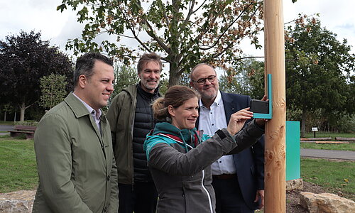 Bürgermeister Sacha Reichelt lässt sich erklären, wie die Fotostele in Zukunft von den Bürgern genutzt werden soll.