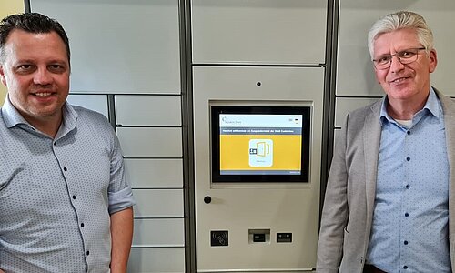 Bürgermeister Sacha Reichelt (l.) und der Erste Beigeordnete Alfred Jaax mit dem neuen Ausgabeterminal. 