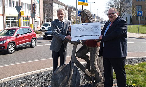 Spendenübergabe für die Kunstmeile