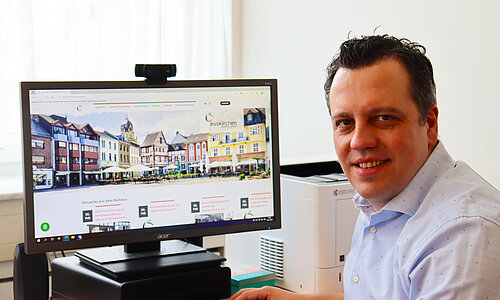 Bürgermeister Sacha Reichelt präsentiert die neue Homepage der Stadt Euskirchen
