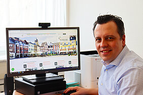 Bürgermeister Sacha Reichelt präsentiert die neue Homepage der Stadt Euskirchen Bürgermeister Sacha Reichelt präsentiert die neue Homepage der Stadt Euskirchen