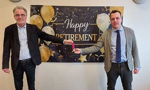 Bürgermeister Dr. Friedl (links) übergibt seinem Nachfolger Sacha Reichelt (rechts) seinen Dienstschlüssel