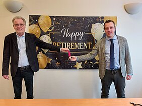 Bürgermeister Dr. Friedl (links) übergibt seinem Nachfolger Sacha Reichelt (rechts) seinen Dienstschlüssel Bürgermeister Dr. Friedl (links) übergibt seinem Nachfolger Sacha Reichelt (rechts) seinen Dienstschlüssel