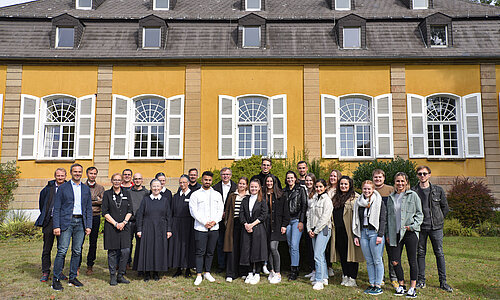 Die Studierenden mit Vertretern der Stadt und Maria Rast vor der Villa.