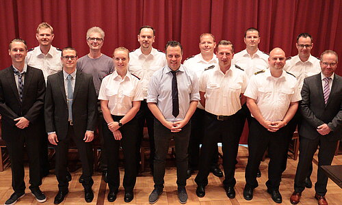 Foto der beförderter Mitarbeiterinnen und Mitarbeiter.