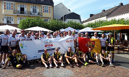 Arkriders mit stv. Bürgermeisterin Christiane Loeb auf dem Alten Markt in Euskirchen
