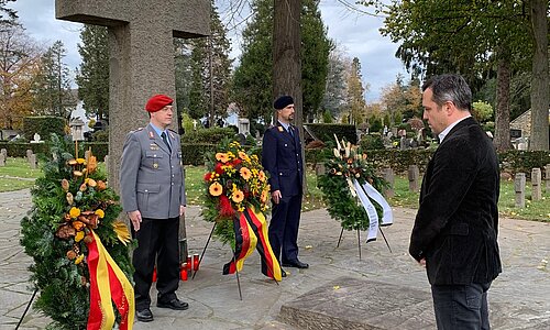 Bürgermeister Sacha Reichelt bei der Kranzniederlegung auf dem Euskirchener Friedhof