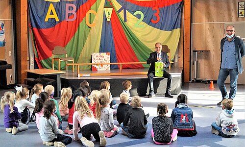 Bürgermeister Dr. Uwe Friedl und Schulleiter Thomas Hecker mit den Kindern der GGS Weststadt