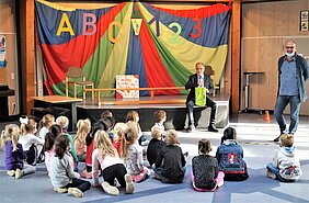 Bürgermeister Dr. Uwe Friedl und Schulleiter Thomas Hecker mit den Kindern der GGS Weststadt