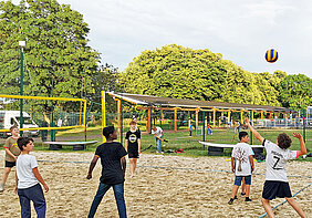 Jugendliche spielen Volleyball bei den Summer Games. 