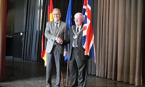Bürgermeister Dr. Uwe Friedl und Bürgermeister Sean Keating bei der Abschlussveranstaltung
