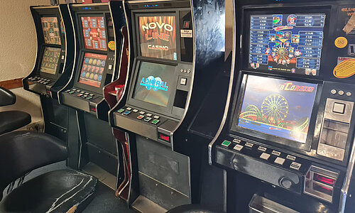 Ein Raum voller illegaler Glückspielautomaten.