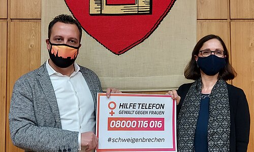 Bürgermeister Sacha Reichelt und Gleichstellungsbeauftragte Barbara Brieden werben für das Hilfetelefon