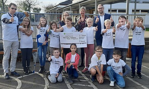 Die stolzen Schülerinnen und Schüler der GGS Kuchenheim zeigen ihren Spendenscheck.