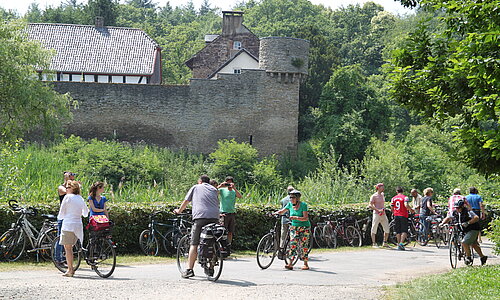 Hardtburg mit Radfahrern