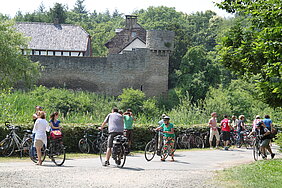 Hardtburg mit Radfahrern Hardtburg mit Radfahrern