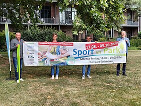 Banner Sport im Park 2020, gehalten von Guido Otten (BARMER), Johanna Sepp, Markus Strauch (beide KSB), Bürgermeister Dr. Uwe Friedl Banner Sport im Park 2020, gehalten von Guido Otten (BARMER), Johanna Sepp, Markus Strauch (beide KSB), Bürgermeister Dr. Uwe Friedl