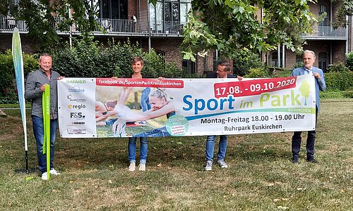 Banner Sport im Park 2020, gehalten von Guido Otten (BARMER), Johanna Sepp, Markus Strauch (beide KSB), Bürgermeister Dr. Uwe Friedl