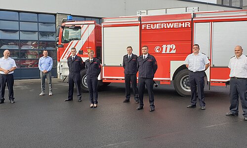 Die neuen Brandmeisteranwärter/innen 2020 vor der Feuerwache