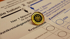 Eine Anstecknadel für Wahlhelfer.