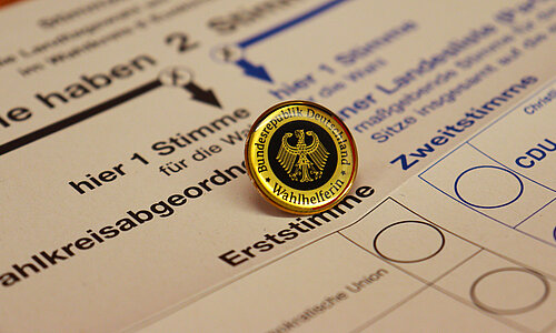 Eine Anstecknadel für Wahlhelfer. 
