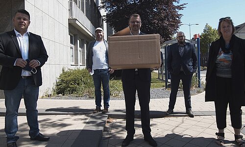 Paulo Pinto, Aaron Steinberg, Marvin Steinberg, Dominik Schmitz, Maria Zibell vor dem Euskirchener Rathaus
