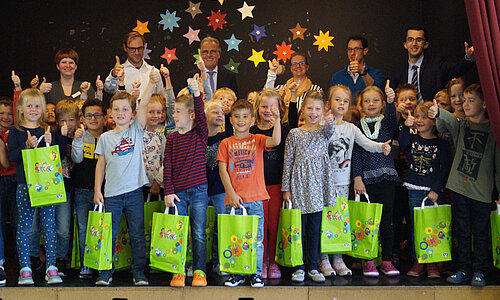 Übergabe ABC-Tüten an Erstklässler