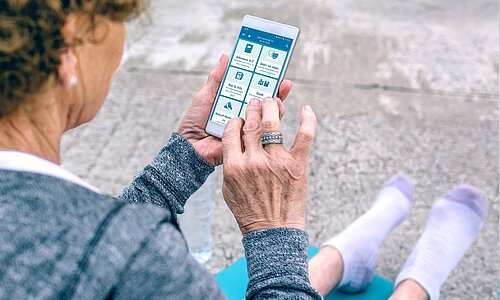 Seniorin mit Handy
