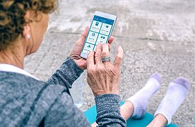 Seniorin mit Handy Seniorin mit Handy