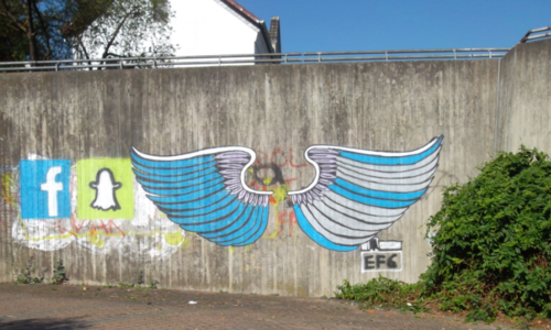 Flügel am Bahnhof