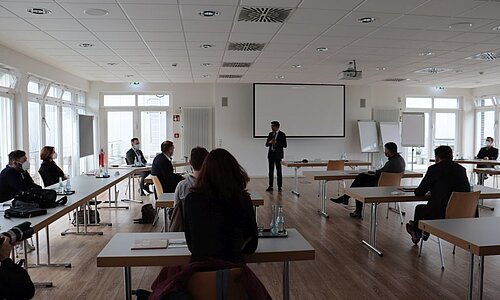 Mitglieder des Ausschusses für regionale Entwicklung des Europäischen Parlamentes beim Austausch mit Bürgermeister Sacha Reichelt in Euskirchen
