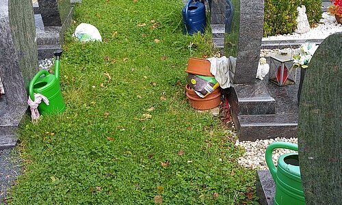 Abgestellte Gegenstände auf dem Friedhof