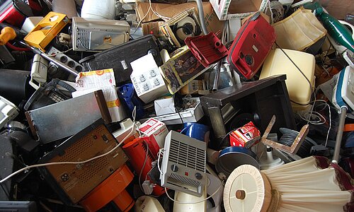 Eine Sammlung von unterschiedlichem Elektroschrott.