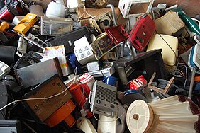 Eine Sammlung von unterschiedlichem Elektroschrott.