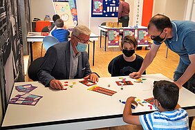 Der Erste Beigeordnete Alfred Jaax (l.) besuchte die Eröffnung zu der auch ein Spielenachmittag für Familien gehörte.