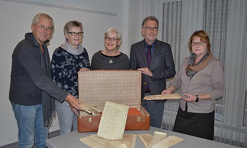 Übergabe von historischen Unterlagen an das Stadtarchiv