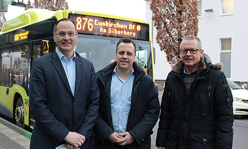 Bürgermeister Sacha Reichelt, SVE-Geschäftsführer Anno Schichler-Koep und Betriebsleiter Uwe Brinkmann vor einem Stadtbus am Euskirchener Bahnhof.