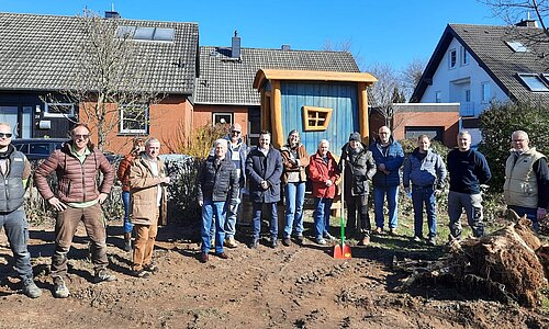 Eine Gruppe von Menschen aus Schweinheim und Extertal mit Schaufeln.