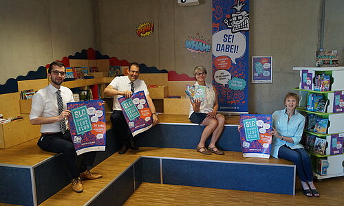 v.l.n.r.: Andreas Krämer (Volksbank Euskirchen), Johannes Winckler (1. Beigeordneter), Stephanie Heidt (Stadtbibliothek), Dr. Maria-Regina Neft (Vorsitzende Förderverein der Stadtbibliothek)