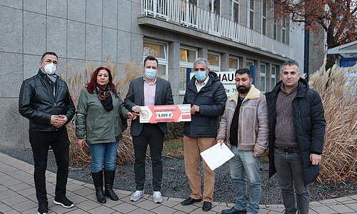 Euskirchens Bürgermeister mit einer Gruppe Spender vor dem Rathaus.