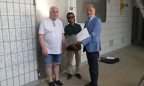 Rolf A. Kluenter und Kunzang Rangdol übergeben Bürgermeister Dr. Uwe Friedl den Bildband "Schlacht.Meister."
