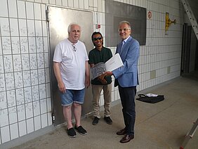 Rolf A. Kluenter und Kunzang Rangdol übergeben Bürgermeister Dr. Uwe Friedl den Bildband "Schlacht.Meister."