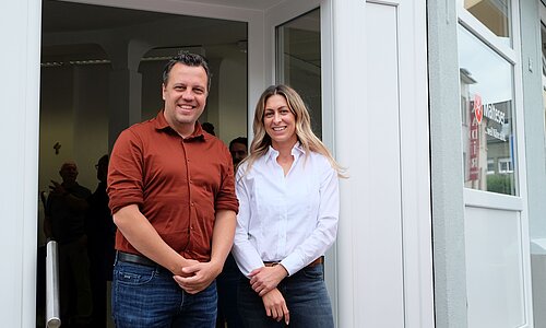 Bürgermeister Sacha Reichelt mit Eva Eumes, Leiterin des neuen Malteser Fluthilfebüros vor der frisch eröffneten Anlaufstelle der Malteser. 