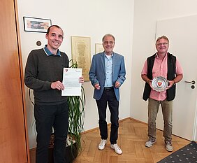 Präsentübergabe an die Vertreter des SSV, vlnr: Ulrich Aha, Bürgermeister Dr. Uwe Friedl, Manfred Küster Präsentübergabe an die Vertreter des SSV, vlnr: Ulrich Aha, Bürgermeister Dr. Uwe Friedl, Manfred Küster