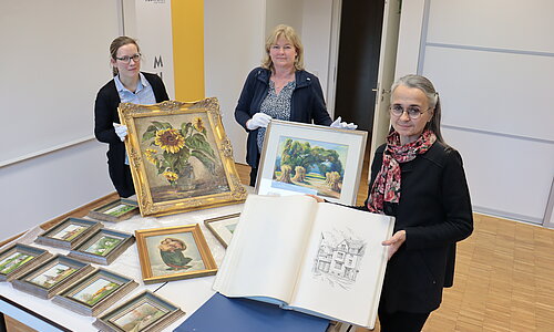 BU: Jennifer Kirchhoff (v.l.) und Museumsleiterin Dr. Heike Lützenkirchen nahmen die Gemälde und Zeichnungen von Iris Pütz entgegen.