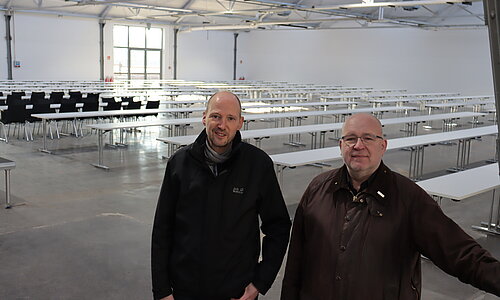 Fachbereichsleiter Jürgen Huthmacher (l.) und Christoph Stolzenberger, Bereichsleiter Veranstaltungsstätten, stellten die neue Halle vor.