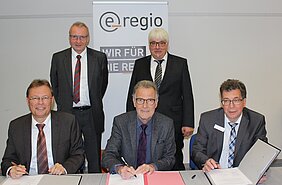 Unterschrift des neuen Gas-Konzessionsvertrages durch Bürgermeister Dr. Uwe Friedl und Christian Metze, Geschäftsführer e-regio Unterschrift des neuen Gas-Konzessionsvertrages durch Bürgermeister Dr. Uwe Friedl und Christian Metze, Geschäftsführer e-regio