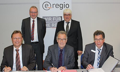 Unterschrift des neuen Gas-Konzessionsvertrages durch Bürgermeister Dr. Uwe Friedl und Christian Metze, Geschäftsführer e-regio