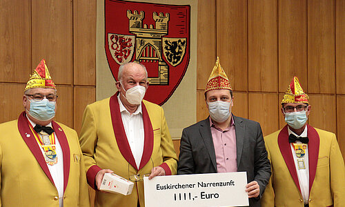 Bürgermeister Sacha Reichelt mit den Spendenüberbringern der Narrenzunft im Euskirchener Ratsaal.